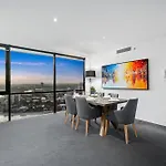 Surfers Paradise Retreat Stunning Views 2-Br Haven