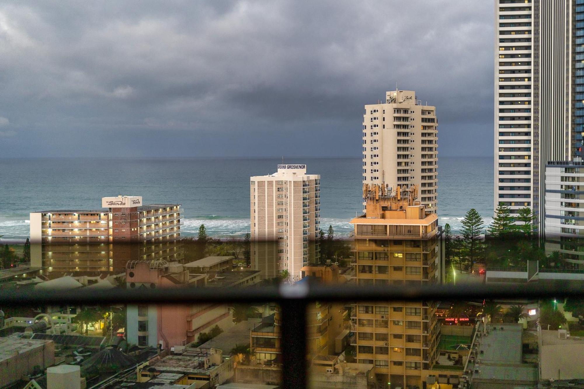 Surfers Paradise Retreat Stunning Views 2-br Haven Apartment