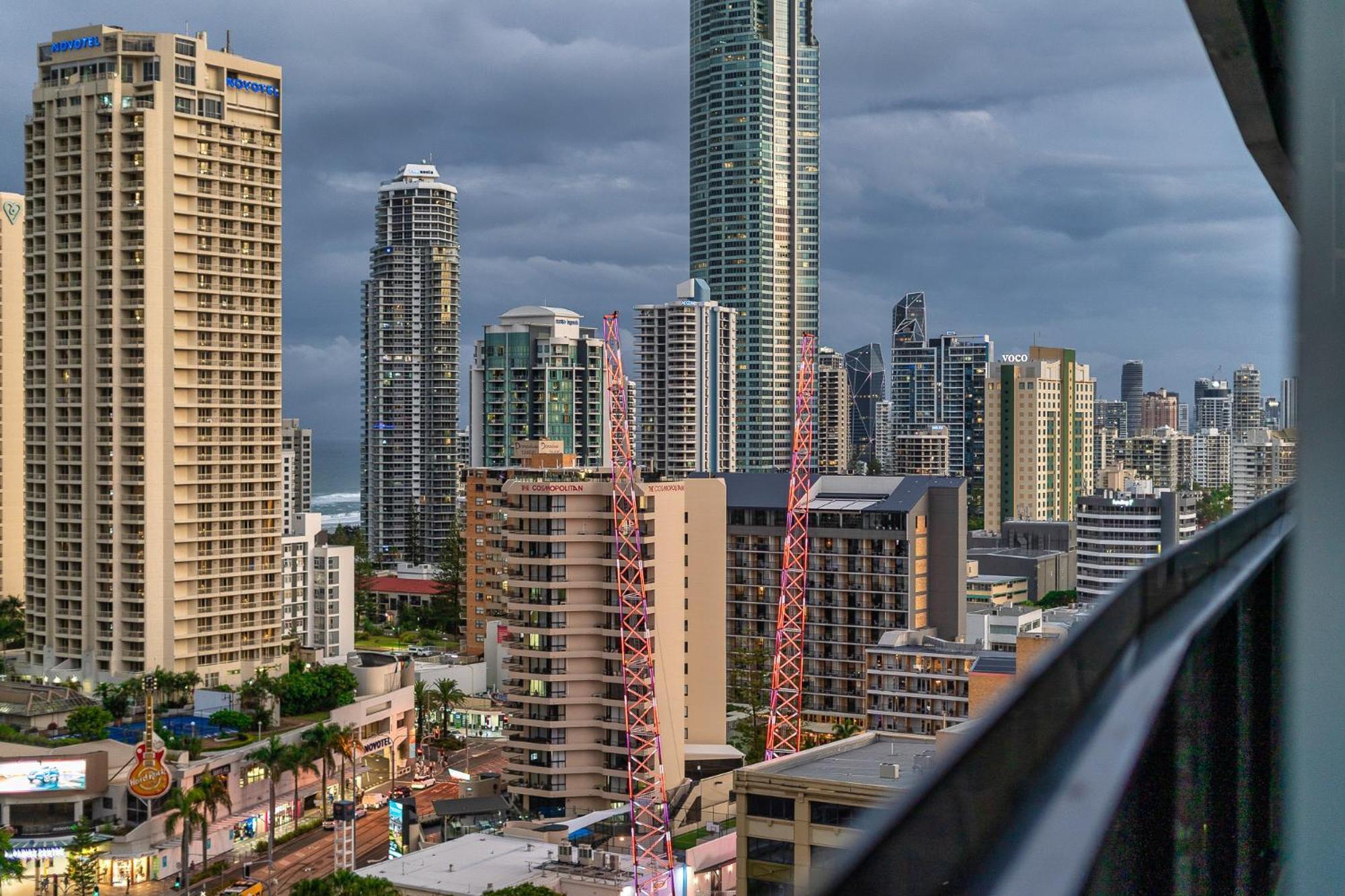 Surfers Paradise Retreat Stunning Views 2-br Haven *