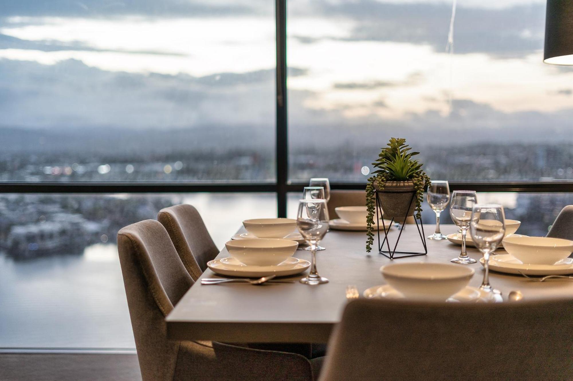 Surfers Paradise Retreat Stunning Views 2-br Haven Apartment